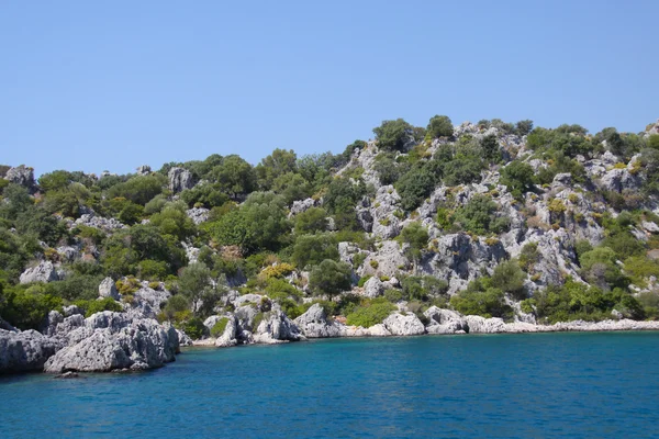 岩石和土耳其的海 — 图库照片