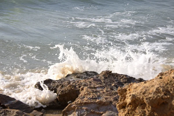 Röda havet på sunset vågor — Stockfoto