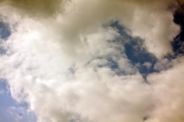 Gökyüzü ve bulutlar arka plan — Stok fotoğraf