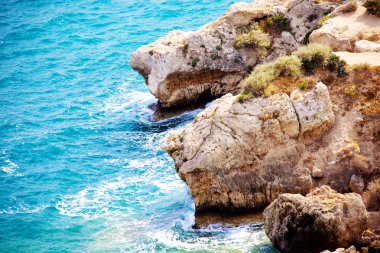 dalgalar üzerinde Yunan deniz kıyısı