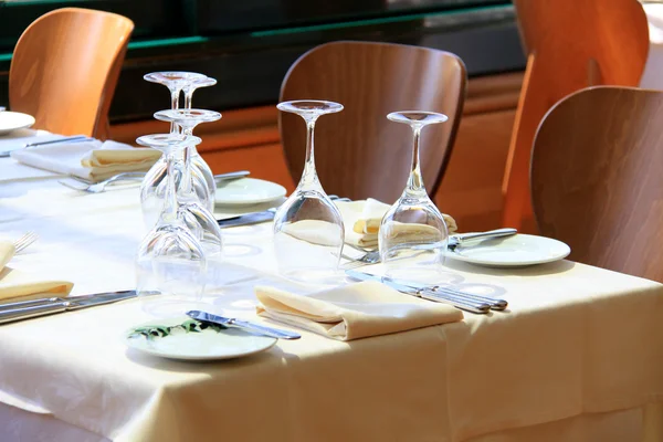 Restaurante arreglo de mesa —  Fotos de Stock