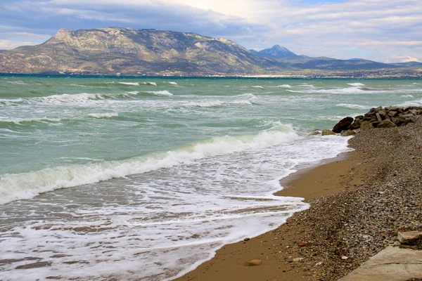 Vågor på grekiska havsstranden — Stockfoto