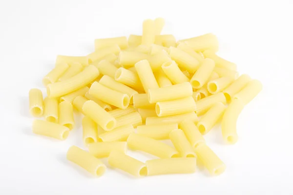 Nahaufnahme roher italienischer Pasta auf weißem Papier — Stockfoto