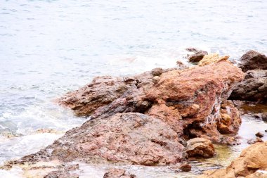 dalgalar üzerinde Yunan deniz kıyısı