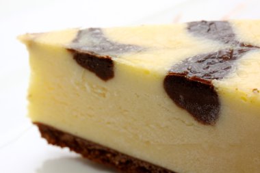 gurme dilim beyaz zemin üzerine cheesecake