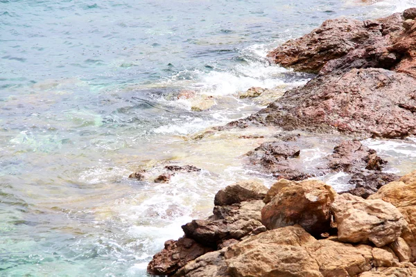 ギリシャの海岸に波 — ストック写真