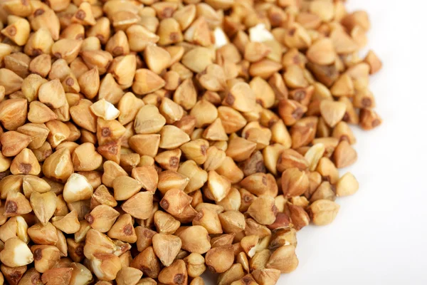 Primeros planos de semillas de trigo sarraceno aisladas en blanco — Foto de Stock