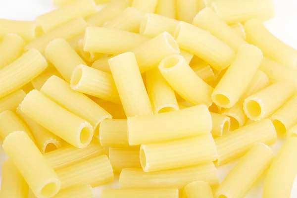 Primer plano de pasta italiana cruda sobre blanco —  Fotos de Stock