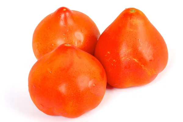 Beyaz arka plan üzerinde izole üç kırmızı domates — Stok fotoğraf
