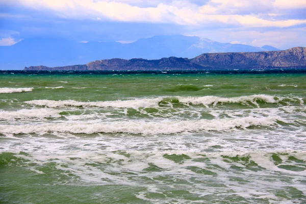 Olas en la orilla del mar griega — Foto de Stock