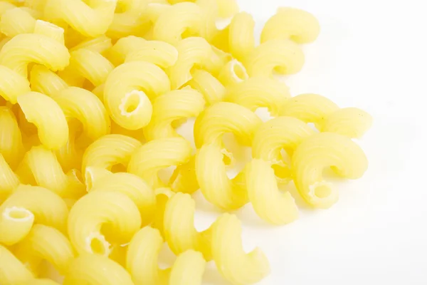 Primer plano de pasta italiana cruda sobre blanco — Foto de Stock