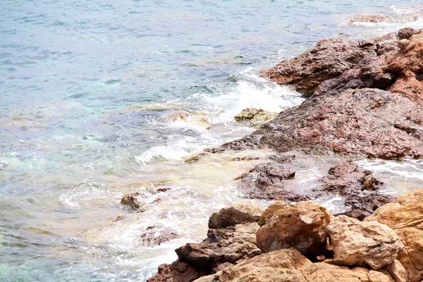 ギリシャの海岸に波 — ストック写真