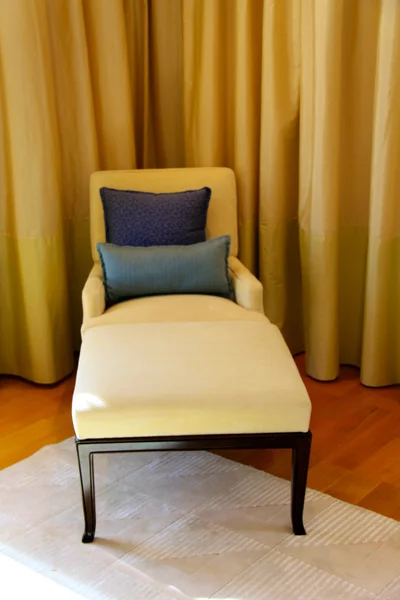 Sofá na sala de estilo — Fotografia de Stock