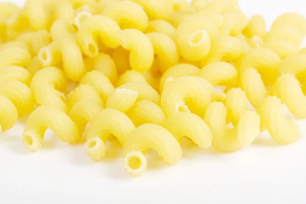 Primer plano de pasta italiana cruda sobre blanco — Foto de Stock