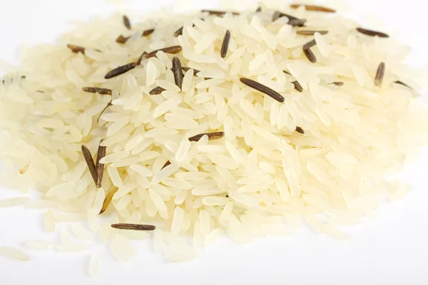 Avslutning av lang ris blandet med villris isolert på hvit – stockfoto
