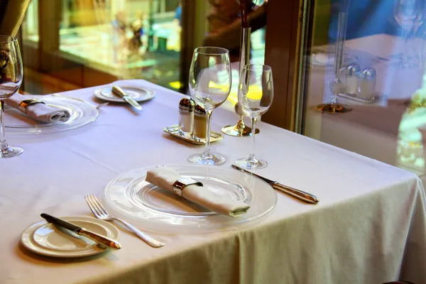 Restaurante arreglo de mesa —  Fotos de Stock