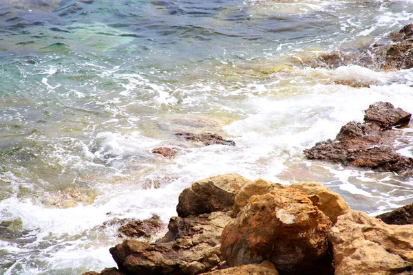 Κύματα στην ελληνική παραλία — Φωτογραφία Αρχείου