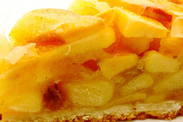 Lahodné domácí pečený jablečný koláč izolovaných na bílém pozadí — Stock fotografie