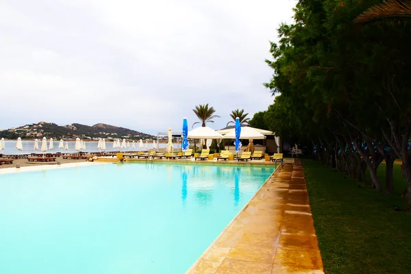 Tropical swimming pool near the beach — Stock Photo, Image