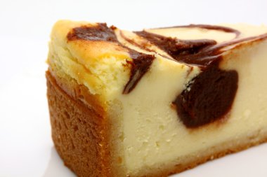 gurme dilim beyaz zemin üzerine cheesecake