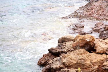 dalgalar üzerinde Yunan deniz kıyısı