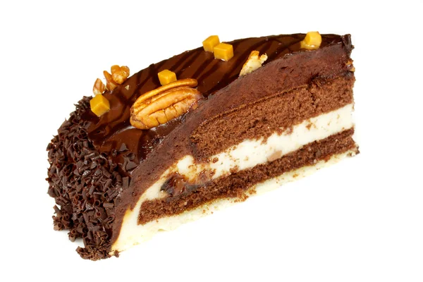 Ciasto czekoladowe z whiped krem na białym tle — Zdjęcie stockowe