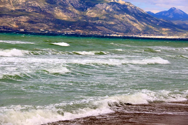Wellen an der griechischen Küste — Stockfoto