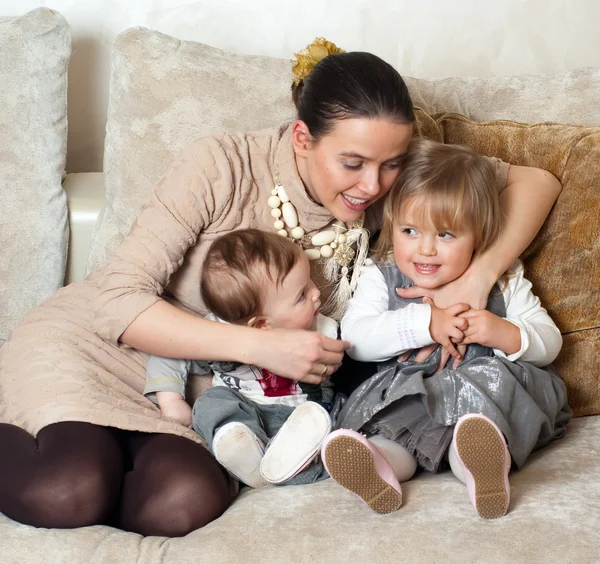 Jovem mãe com sua filha e filho — Fotografia de Stock