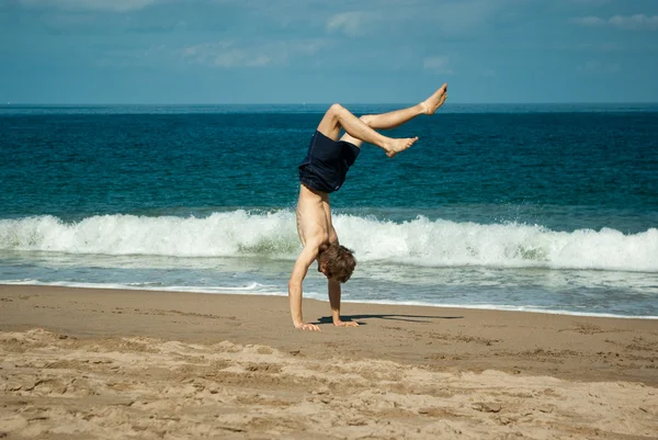 Relaxed handstand at the beach — Stock Photo, Image