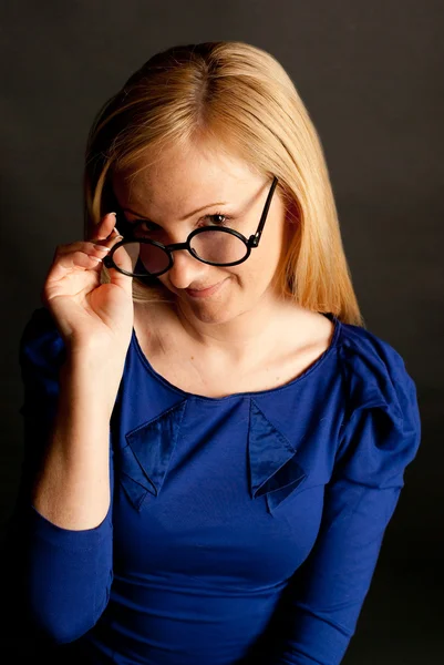 Vackra blondie i roliga glasögon — Stockfoto