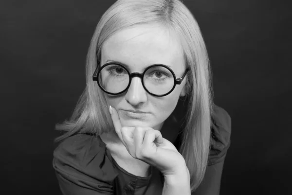 Vacker blond kvinna i roliga glasögon — Stockfoto