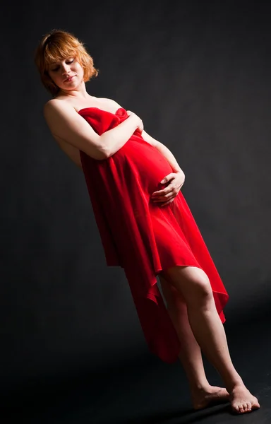 Vackra gravid kvinna i röd — Stockfoto