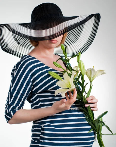 Terhes nő virágokkal — Stock Fotó