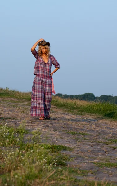 Schöne Blondine mit Cowboyhut und Kleid — Stockfoto