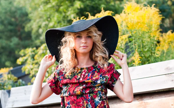 Beautiful blondie in the big hat — Stock Photo, Image