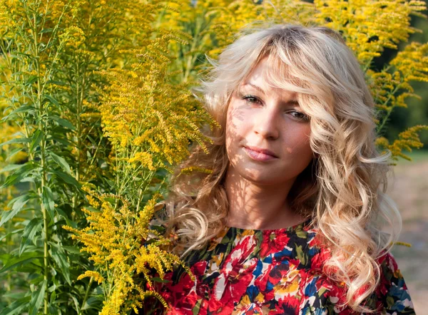 Vackra blondie med vilda blommor — Stockfoto