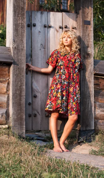 Hermosa rubia en la puerta de madera — Foto de Stock
