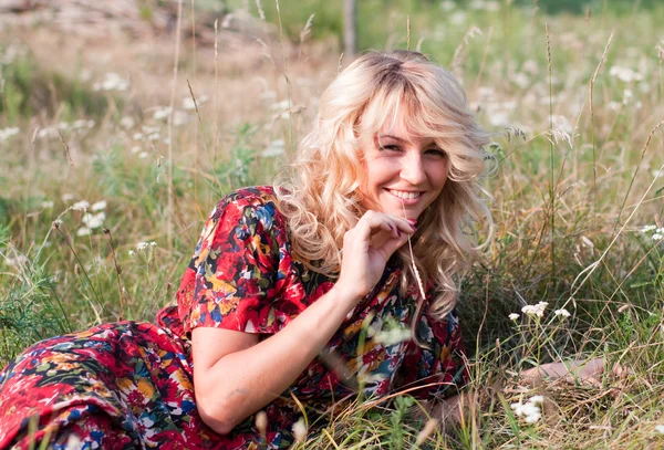 Vackra blondie med vilda blommor — Stockfoto