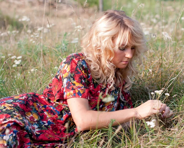 Красивая блондинка с дикими цветами — стоковое фото