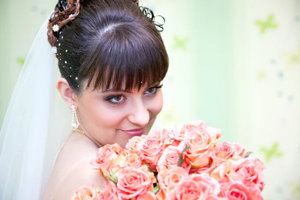Молодая красивая невеста с розой — стоковое фото