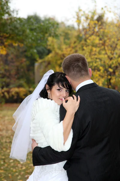 Bruden och brudgummen par utomhus — Stockfoto