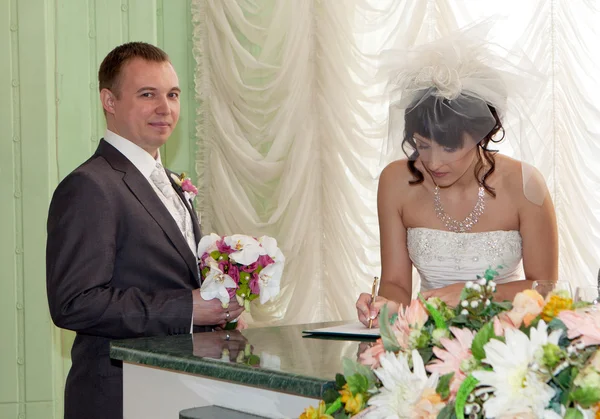 Paar unterschreibt das Hochzeitsbuch — Stockfoto