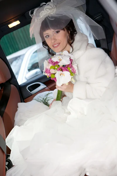 在车里的美丽新娘 — 图库照片