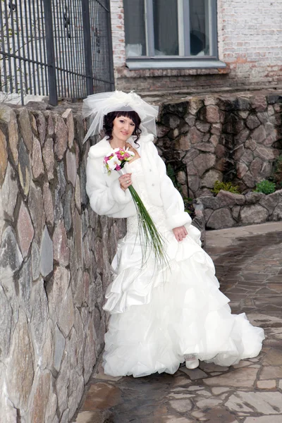 屋外の若い美しい花嫁 — ストック写真