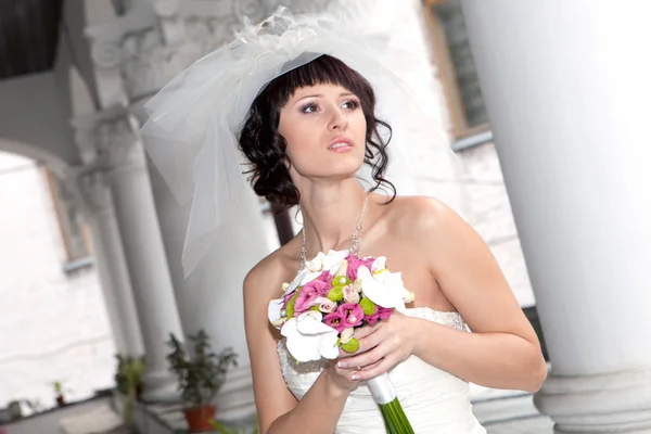Jonge mooie bruid buiten — Stockfoto