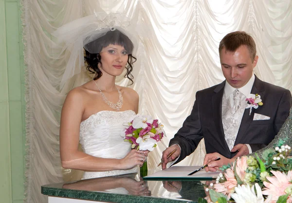 Pareja firmando el registro de la boda Fotos de stock libres de derechos