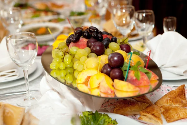 Frutta al tavolo da banchetto — Foto Stock