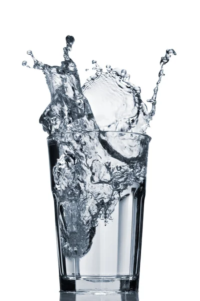 Šplouchání vody ve fasetovaném skle — Stock fotografie
