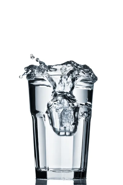 Víz fröccsenése fedett üvegben — Stock Fotó