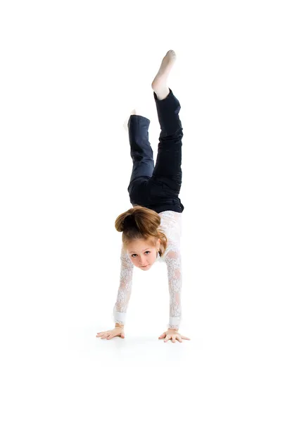 Μικρή χορεύτρια μπαλέτου κάνει handstand — Φωτογραφία Αρχείου